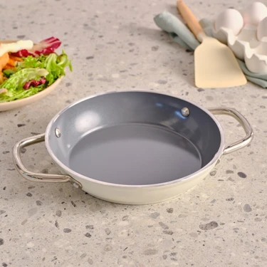 Karaca x Refika Birgül Swiss Crystal Seramik Kaplama 20 cm Krem Desenli Yumurta Sahanı Tek